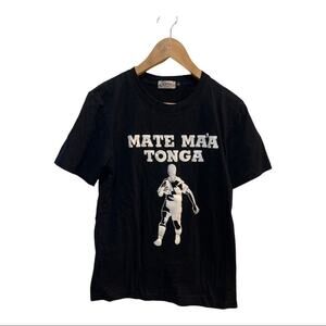 Mate ma’a Tonga rugby black and white tee! Translates to “die for Tonga”! Sz L